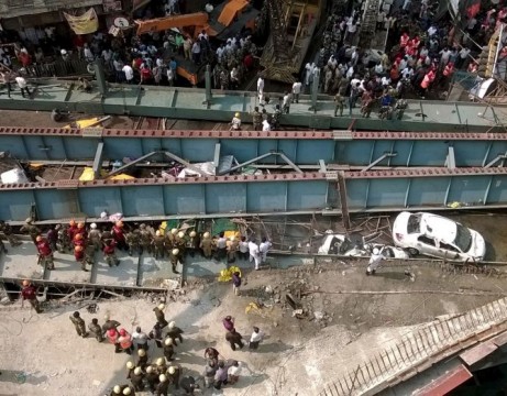 A general view of the collapsed flyover in Kolkata, India, March 31, 2016. REUTERS/Rupak De Chowdhuri TPX IMAGES OF THE DAY - RTSCYAF